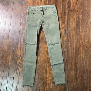 American Eagle low rise super stretch skinny jeggings in green in size 0L